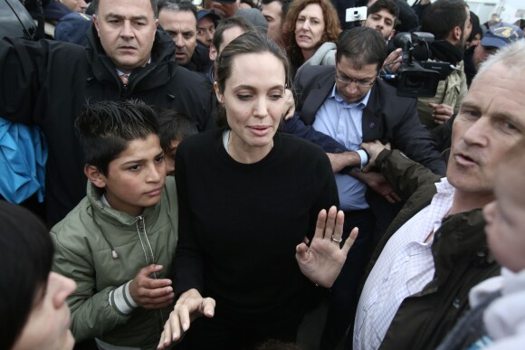 Angelina Jolie visite le centre d'accueil des réfugiés d'Eleonas à Athènes, le 16 mars 2016