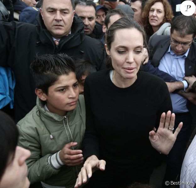 Angelina Jolie visite le centre d'accueil des réfugiés d'Eleonas à Athènes, le 16 mars 2016
