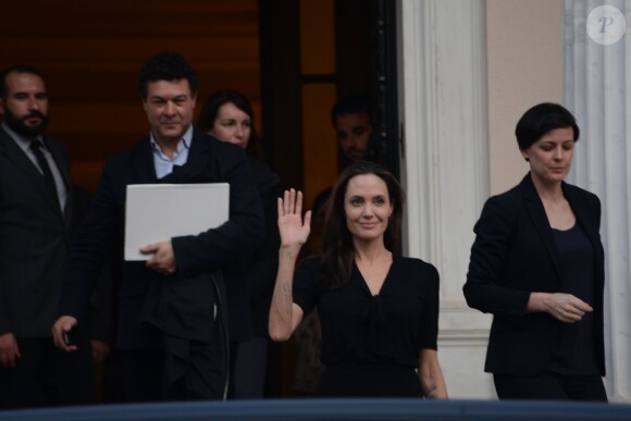 Angelina Jolie, ambassadrice pour les Nations-Unies pour l'Agence des réfugiés, saluant les gens à Athènes le 17 mars 2016
