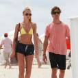 Candice Swanepoel et son petit ami Hermann Nicoli sur la plage lors de leurs vacances a Miami, le 27 mai 2013.