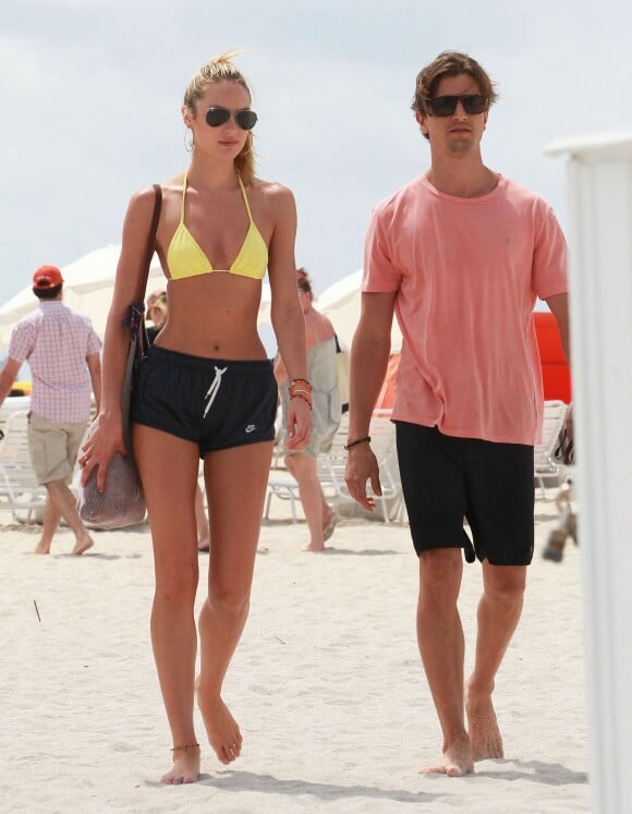 Candice Swanepoel et son petit ami Hermann Nicoli sur la plage lors de leurs vacances a Miami, le 27 mai 2013.