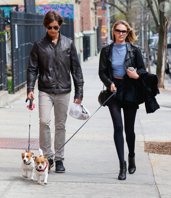 Candice Swanepoel et son petit-ami Hermann Nicoli se promenent avec leurs chiens a New York, le 16 avril 2013.