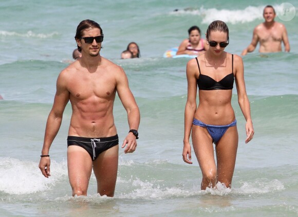 Candice Swanepoel et son petit ami Hermann Nicoli sur une plage de Miami, le 4 juillet 2012