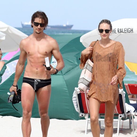 Candice Swanepoel et son petit ami Hermann Nicoli sur une plage de Miami, le 4 juillet 2012