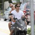 Candice Swanepoel et son petit ami Hermann Nicoli font du scooter à Miami, le 4 juillet 2012