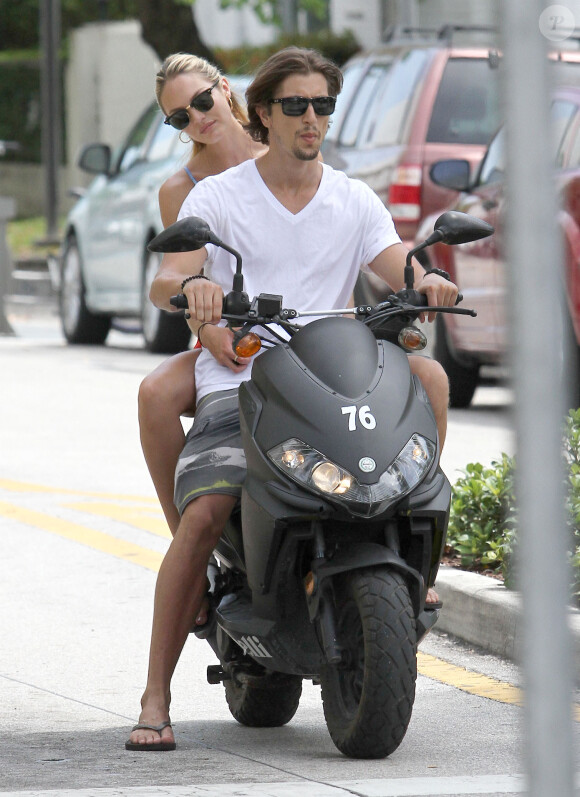 Candice Swanepoel et son petit ami Hermann Nicoli font du scooter à Miami, le 4 juillet 2012