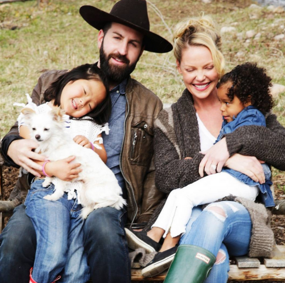 Katherine Heigl, son mari Josh Kelley et leurs deux enfants Nancy et Adalaide ainsi que leur adorable petit chien. Photo publiée sur Instagram au mois de mars 2016.