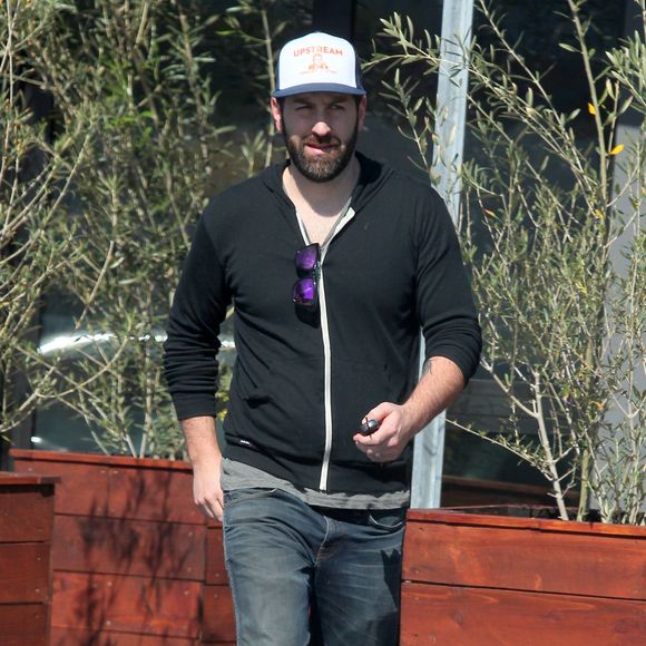 Son mari Josh Kelley qu'elle retrouvera plus tard - Katherine Heigl fait du shopping à Atwater Village, elle caresse un chien sur son chemin à Los Angeles le 20 février.