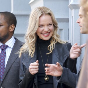 Les acteurs Katherine Heigl, Laverne Cox, Teddy Sears, Dule Hill et Elliott Gould pose pour une séance photo pendant une pause sur le tournage du film "Doubt" dans le quartier de Tribeca à New York, le 14 octobre 2015. Actors Katherine Heigl, Laverne Cox, Teddy Sears, Dule Hill, Elliott Gould are doing photoshoot during break on set of their new TV movie "Doubt" in Tribeca, New York, NY on October 14, 2015.14/10/2015 - New York