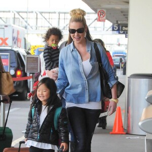 Katherine Heigl arrive à l'aéroport de LAX avec ses filles Adalaide et Naleigh pour prendre l'avion à Los Angeles, le 17 décembre 2014