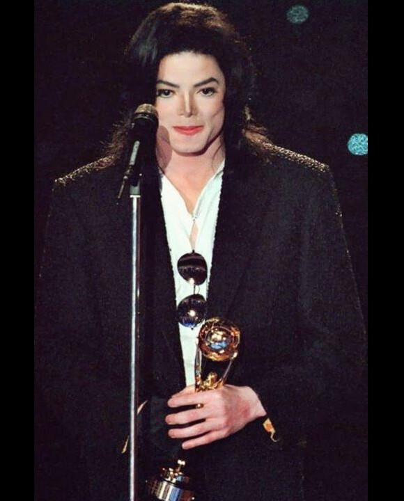Michael Jackson et son World Music Award de 1996, mis aux enchères par Drouot.