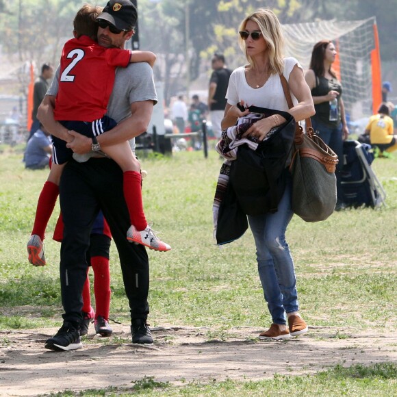 Patrick Dempsey et sa femme Jillian Fink assistent à un match de football de leurs fils Darby et Sullivan à Tarzana. Le 20 mars 2016