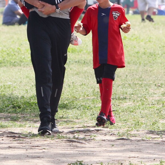 Patrick Dempsey et sa femme Jillian Fink assistent à un match de football de leurs fils Darby et Sullivan à Tarzana. Le 20 mars 2016