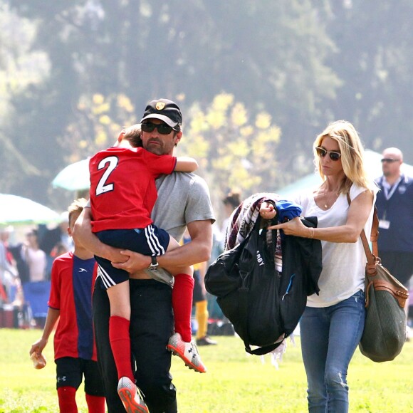 Patrick Dempsey et sa femme Jillian Fink assistent à un match de football de leurs fils Darby et Sullivan à Tarzana. Le 20 mars 2016