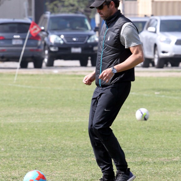 Patrick Dempsey et sa femme Jillian Fink assistent à un match de football de leurs fils Darby et Sullivan à Tarzana. Le 20 mars 2016