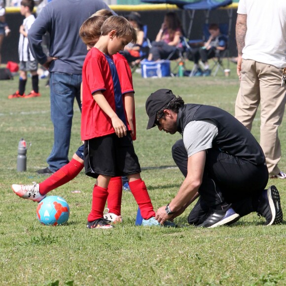 Patrick Dempsey et sa femme Jillian Fink assistent à un match de football de leurs fils Darby et Sullivan à Tarzana. Le 20 mars 2016