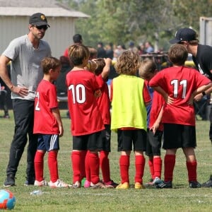 Patrick Dempsey et sa femme Jillian Fink assistent à un match de football de leurs fils Darby et Sullivan à Tarzana. Le 20 mars 2016