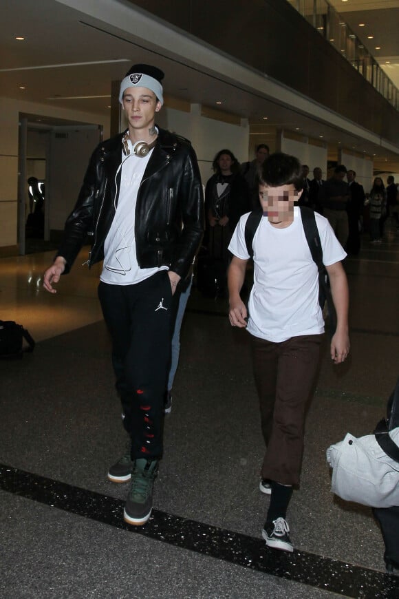 Ash Stymest et Jack Depp - Vanessa Paradis arrive avec ses enfants Lily-Rose Depp et Jack Depp à l'aéroport de LAX à Los Angeles. Lily-Rose Depp est accompagnée de son petit ami Ash Stymest. Le 21 mars 2016