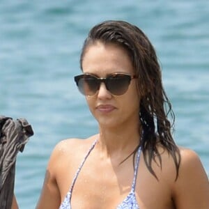 Jessica Alba profite d'une belle journée ensoleillée pour bronzer et faire du paddle sur une plage à Maui à Hawaii. Son mari Cash Warren se baigne seul en attendant. Le  22 mars 2016.