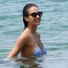 Jessica Alba profite d'une belle journée ensoleillée pour bronzer et faire du paddle sur une plage à Maui à Hawaii. Son mari Cash Warren se baigne seul en attendant. Le 22 mars 2016.