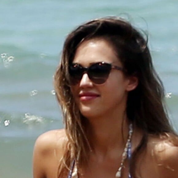 Jessica Alba profite d'une belle journée ensoleillée pour bronzer et faire du paddle sur une plage à Maui à Hawaii. Son mari Cash Warren se baigne seul en attendant. Le 22 mars 2016.