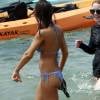 Jessica Alba profite d'une belle journée ensoleillée pour bronzer et faire du paddle sur une plage à Maui à Hawaii. Son mari Cash Warren se baigne seul en attendant. Le 22 mars 2016.
