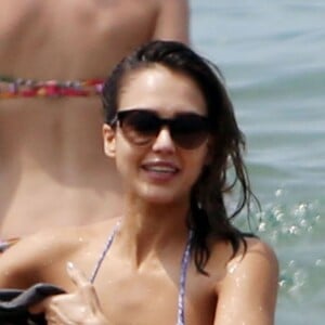 Jessica Alba profite d'une belle journée ensoleillée pour bronzer et faire du paddle sur une plage à Maui à Hawaii. Son mari Cash Warren se baigne seul en attendant. Le 22 mars 2016.