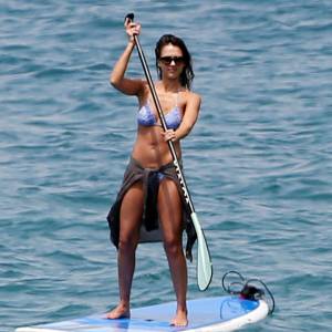Jessica Alba profite d'une belle journée ensoleillée pour bronzer et faire du paddle sur une plage à Maui à Hawaii. Son mari Cash Warren se baigne seul en attendant. Le 22 mars 2016