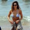 Jessica Alba profite d'une belle journée ensoleillée pour bronzer et faire du paddle sur une plage à Maui à Hawaii. Son mari Cash Warren se baigne seul en attendant. Le 22 mars 2016