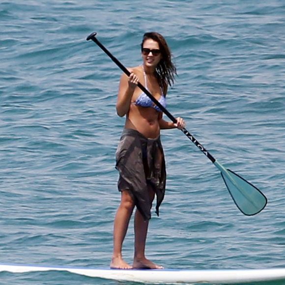 Jessica Alba profite d'une belle journée ensoleillée pour bronzer et faire du paddle sur une plage à Maui à Hawaii. Son mari Cash Warren se baigne seul en attendant. Le 22 mars 2016