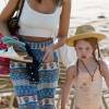 Jessica Alba passe une journée en famille avec ses filles Haven et Honor Warren sur une plage à Maui à Hawaii, le 21 mars 2016