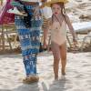 Jessica Alba passe une journée en famille avec ses filles Haven et Honor Warren sur une plage à Maui à Hawaii, le 21 mars 2016