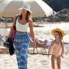 Jessica Alba passe une journée en famille avec ses filles Haven et Honor Warren sur une plage à Maui à Hawaii, le 21 mars 2016