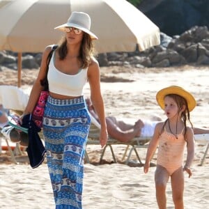 Jessica Alba passe une journée en famille avec ses filles Haven et Honor Warren sur une plage à Maui à Hawaii, le 21 mars 2016