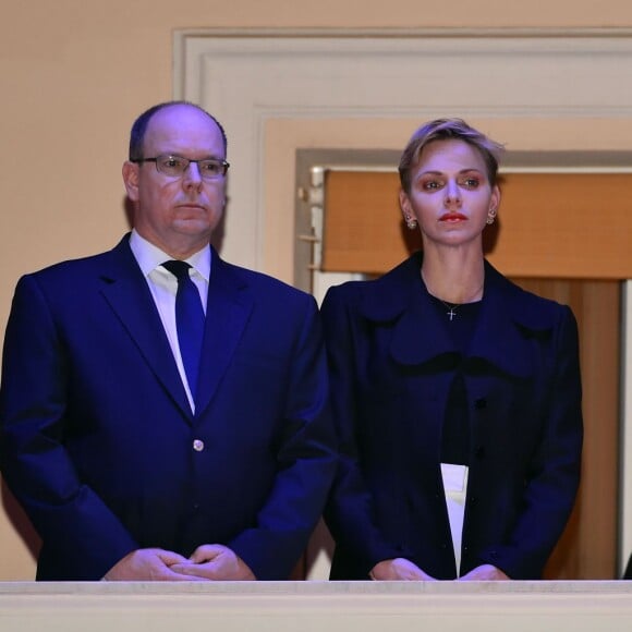 Le prince Albert II de Monaco et son épouse la princesse Charlène ont assisté à la traditionnelle procession du Vendredi Saint à Monaco, le 25 mars 2016. Le couple Princier était sur la petite terrasse du Palais pour saluer les participants. © Bruno Bebert/Bestimage