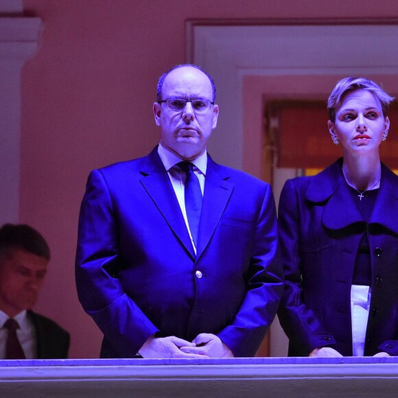 Le prince Albert II de Monaco et son épouse la princesse Charlène ont assisté à la traditionnelle procession du Vendredi Saint à Monaco, le 25 mars 2016. Le couple Princier était sur la petite terrasse du Palais pour saluer les participants. © Bruno Bebert/Bestimage