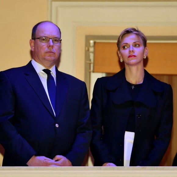 Le prince Albert II de Monaco et son épouse la princesse Charlène ont assisté à la traditionnelle procession du Vendredi Saint à Monaco, le 25 mars 2016. Le couple Princier était sur la petite terrasse du Palais pour saluer les participants. © Bruno Bebert/Bestimage