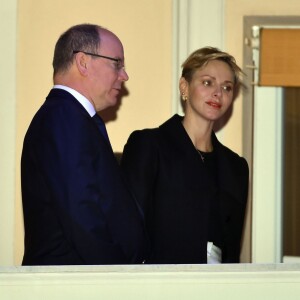 Le prince Albert II de Monaco et son épouse la princesse Charlène ont assisté à la traditionnelle procession du Vendredi Saint à Monaco, le 25 mars 2016. Le couple Princier était sur la petite terrasse du Palais pour saluer les participants. © Bruno Bebert/Bestimage