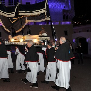 Le prince Albert II de Monaco et son épouse la princesse Charlène ont assisté à la traditionnelle procession du Vendredi Saint à Monaco, le 25 mars 2016. Le couple Princier était sur la petite terrasse du Palais pour saluer les participants. © Bruno Bebert/Bestimage