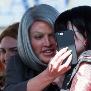 Exclusif - Khloé Kardashian, Kendall et Kylie Jenner, déguisées, font un tour de bus touristique à Los Angeles. Le 19 mars 2016.