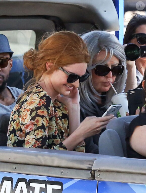 Exclusif - Il s'agit de Khloé Kardashian, Kendall et Kylie Jenner, maquillées et coiffées pour passer incognito lors d'une virée en bus touristique ! Los Angeles, le 19 mars 2016.