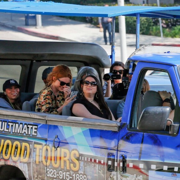 Exclusif - Khloé Kardashian, Kendall et Kylie Jenner, déguisées, font un tour de bus touristique à Los Angeles. Le 19 mars 2016.