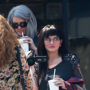 Exclusif - Khloé Kardashian, Kendall et Kylie Jenner, déguisées, font un tour de bus touristique à Los Angeles. Le 19 mars 2016.