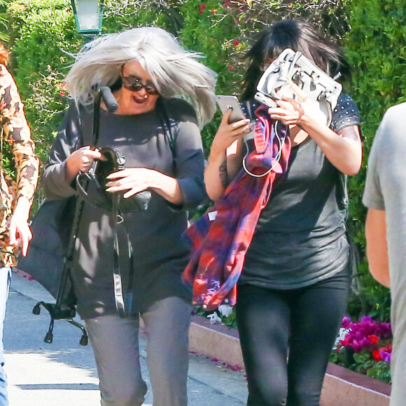 Exclusif - Khloé Kardashian, Kendall et Kylie Jenner, déguisées, font un tour de bus touristique à Los Angeles. Le 19 mars 2016.