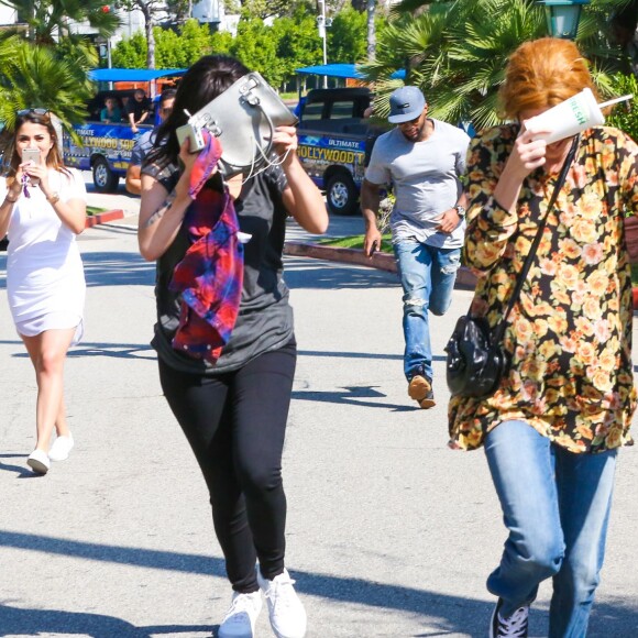 Exclusif - Khloé Kardashian, Kendall et Kylie Jenner, déguisées, font un tour de bus touristique à Los Angeles. Le 19 mars 2016.