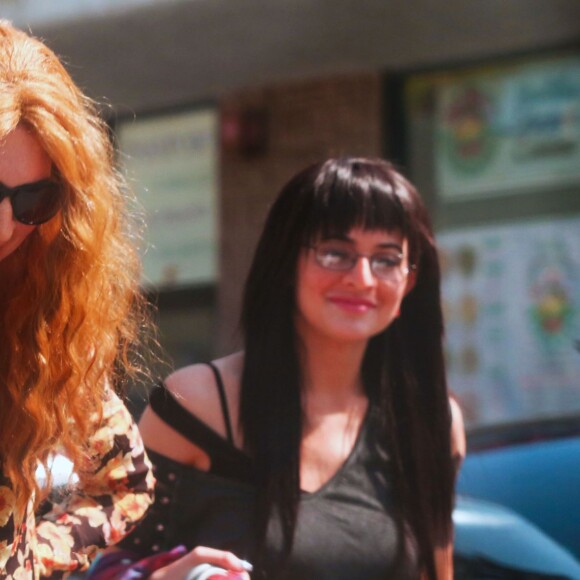 Exclusif - Khloé Kardashian, Kendall et Kylie Jenner, déguisées, font un tour de bus touristique à Los Angeles. Le 19 mars 2016.