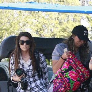 Exclusif - Khloé Kardashian, Kendall et Kylie Jenner, déguisées, font un tour de bus touristique à Los Angeles. Le 19 mars 2016.