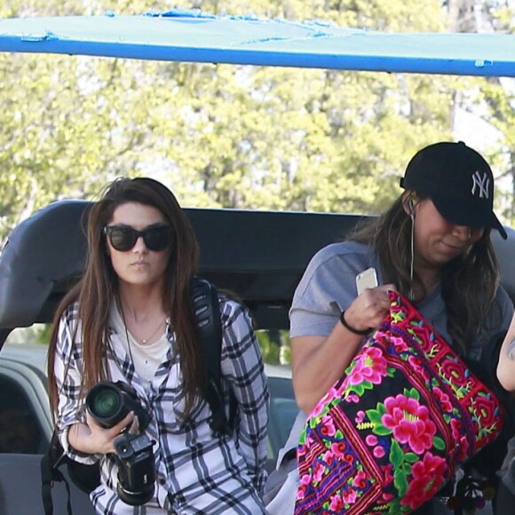 Exclusif - Khloé Kardashian, Kendall et Kylie Jenner, déguisées, font un tour de bus touristique à Los Angeles. Le 19 mars 2016.