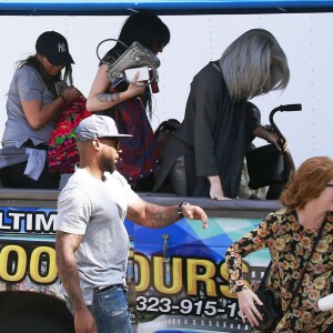 Exclusif - Khloé Kardashian, Kendall et Kylie Jenner, déguisées, font un tour de bus touristique à Los Angeles. Le 19 mars 2016.