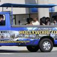 Exclusif - Khloé Kardashian, Kendall et Kylie Jenner, déguisées, font un tour de bus touristique à Los Angeles. Le 19 mars 2016.